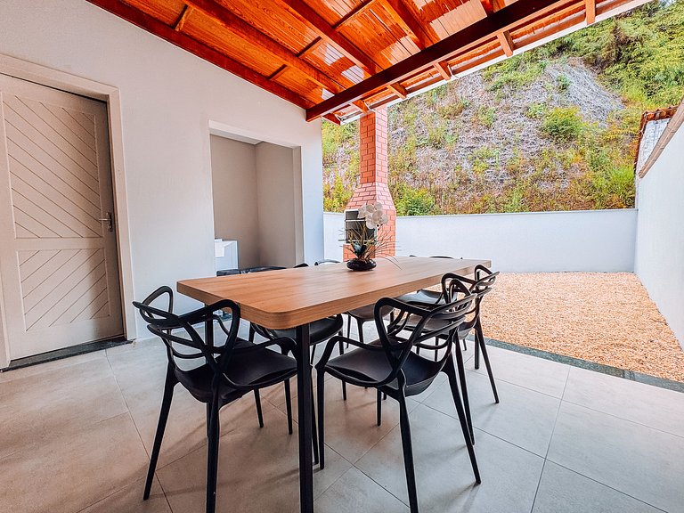 Casa c/ 2 Suítes, Churrasqueira/ Próx. Shoppings