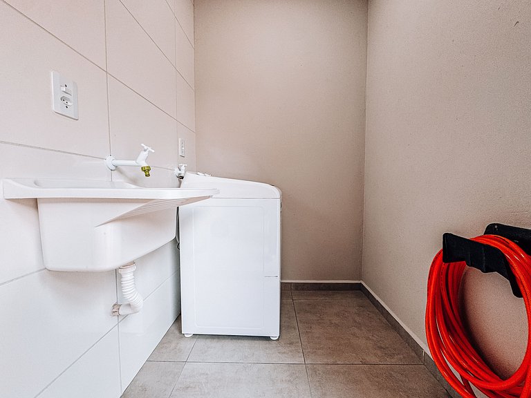 Casa c/ 2 Suítes, Churrasqueira/ Próx. Shoppings