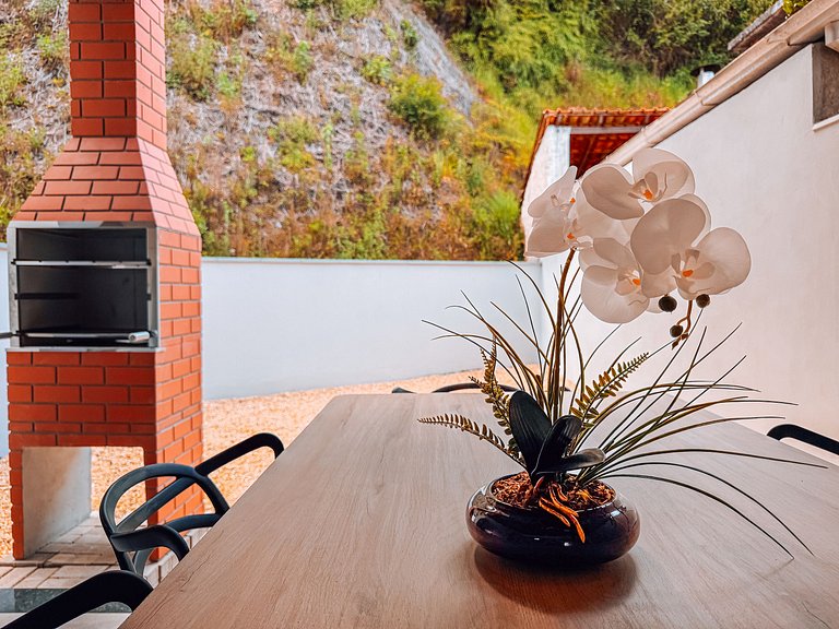 Casa c/ 2 Suítes, Churrasqueira/ Próx. Shoppings