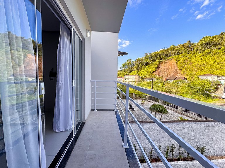 Casa c/ 2 Suítes, Churrasqueira/ Próx. Shoppings