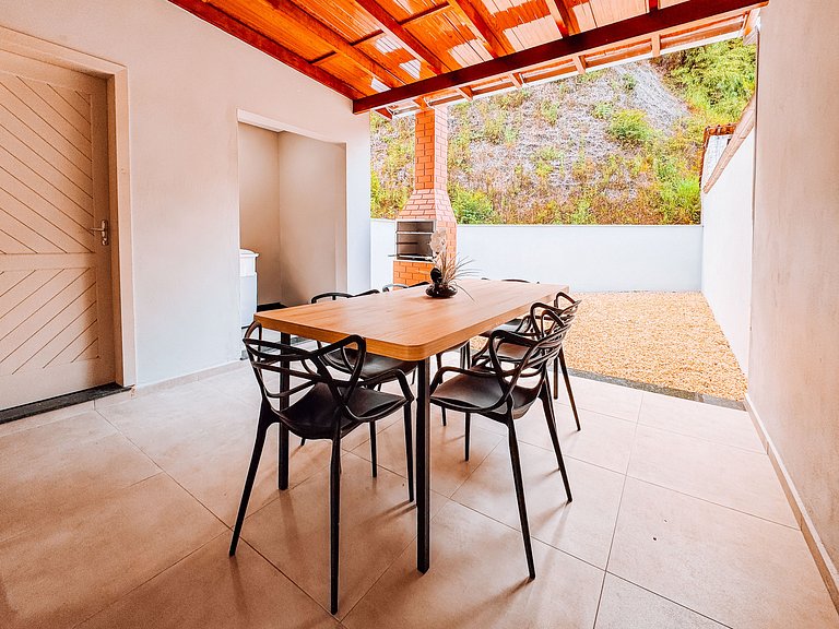 Casa c/ 2 Suítes, Churrasqueira/ Próx. Shoppings