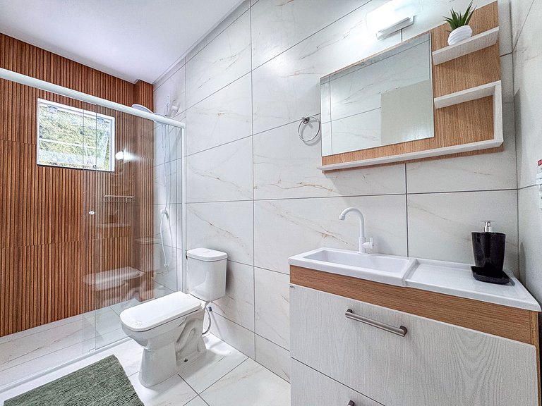 Casa c/ 2 Suítes, Churrasqueira/ Próx. Shoppings