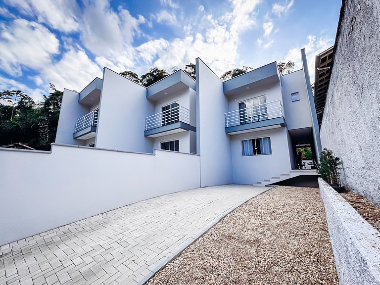 Casa c/ 2 Suítes, Churrasqueira/ Próx. Shoppings