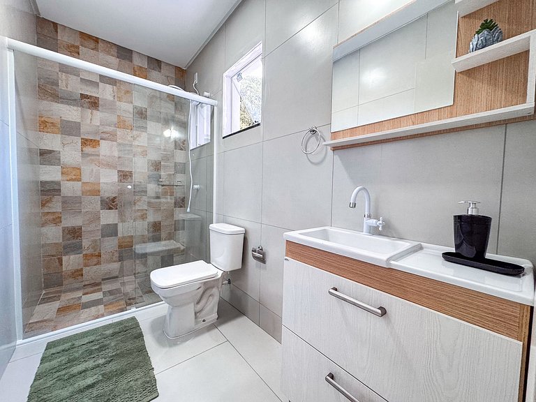 Casa c/ 2 Suítes, Churrasqueira/ Próx. Shoppings