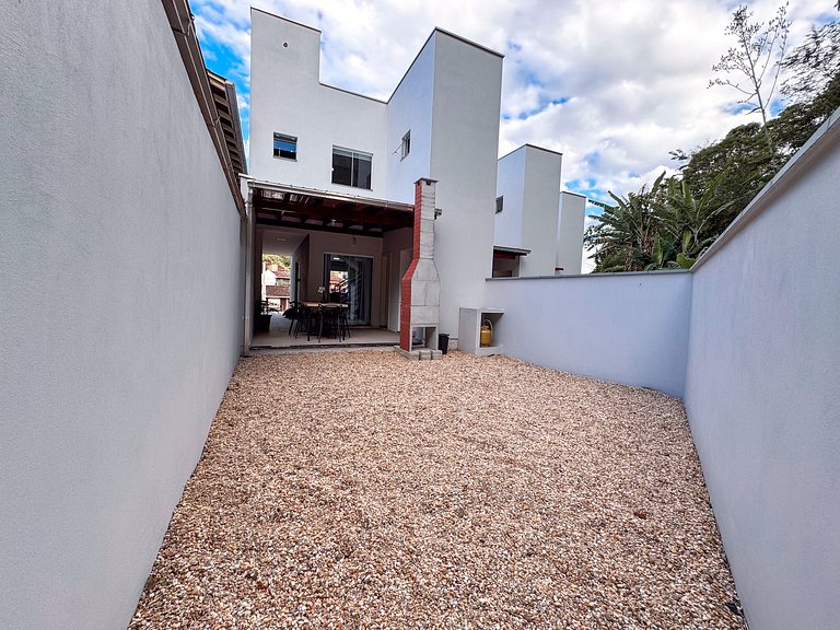 Casa c/ 2 Suítes, Churrasqueira/ Próx. Shoppings