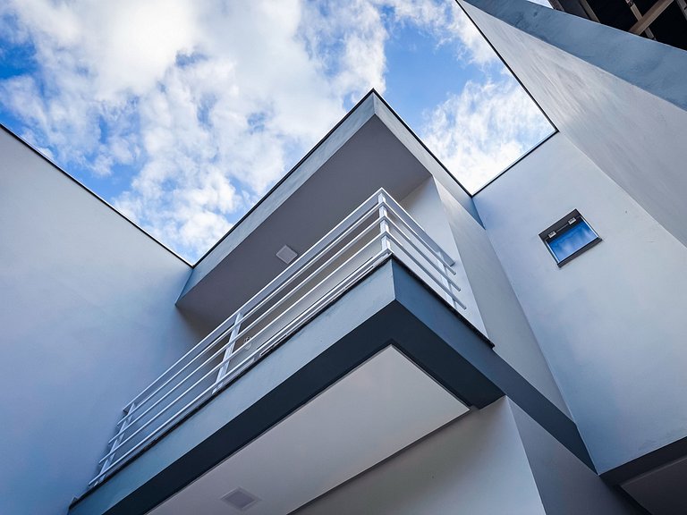 Casa c/ 2 Suítes, Churrasqueira/ Próx. Shoppings