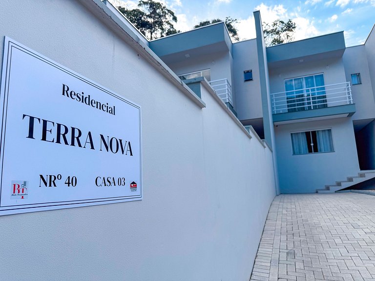 Casa c/ 2 Suítes, Churrasqueira/ Próx. Shoppings