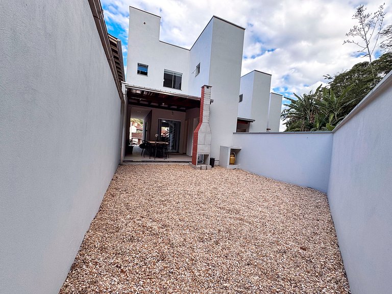 Casa c/ 2 Suítes, Churrasqueira/ Próx. Shoppings