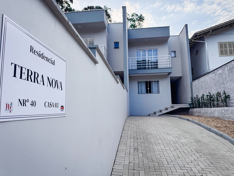 Casa c/ 2 Suítes, Churrasqueira/ Próx. Shoppings