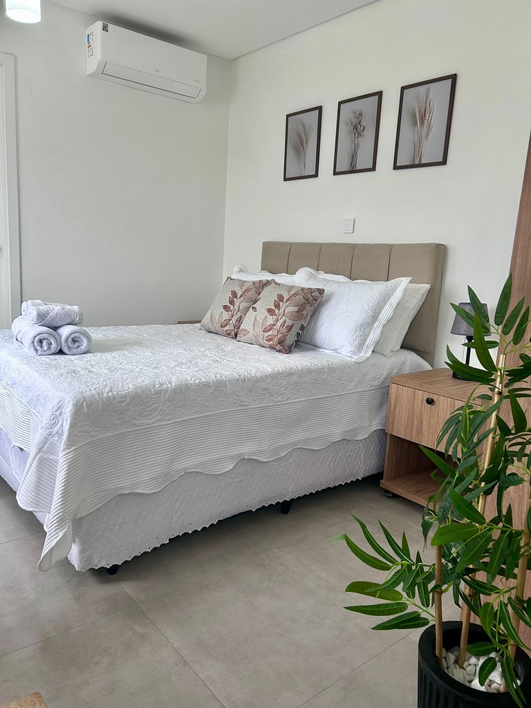 Flat completo p/ 2 pessoas, novo, aconchegante e com garagem