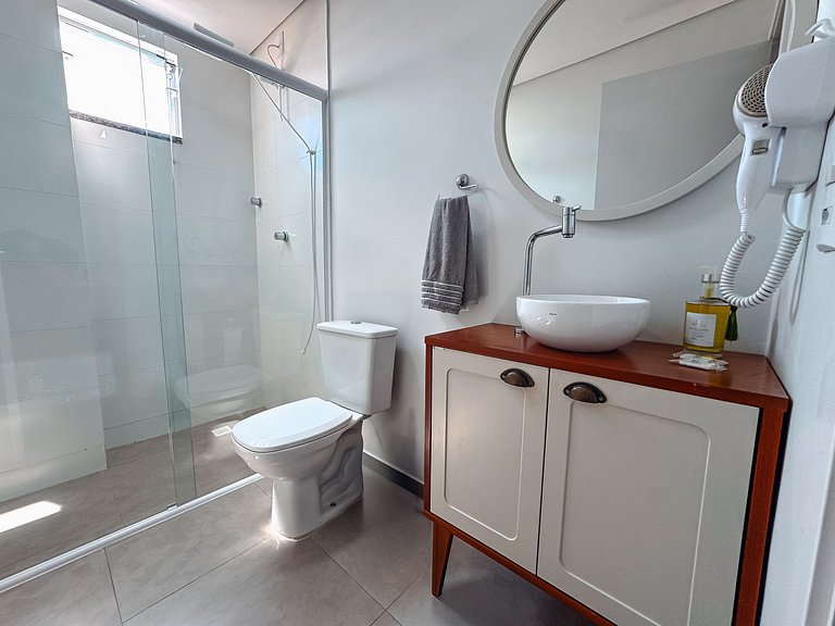 Flat completo p/ até 3 ao lado da faculdade