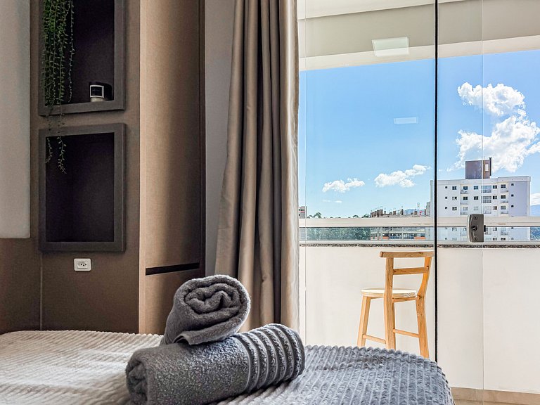 Flat completo p/ até 3 ao lado da faculdade