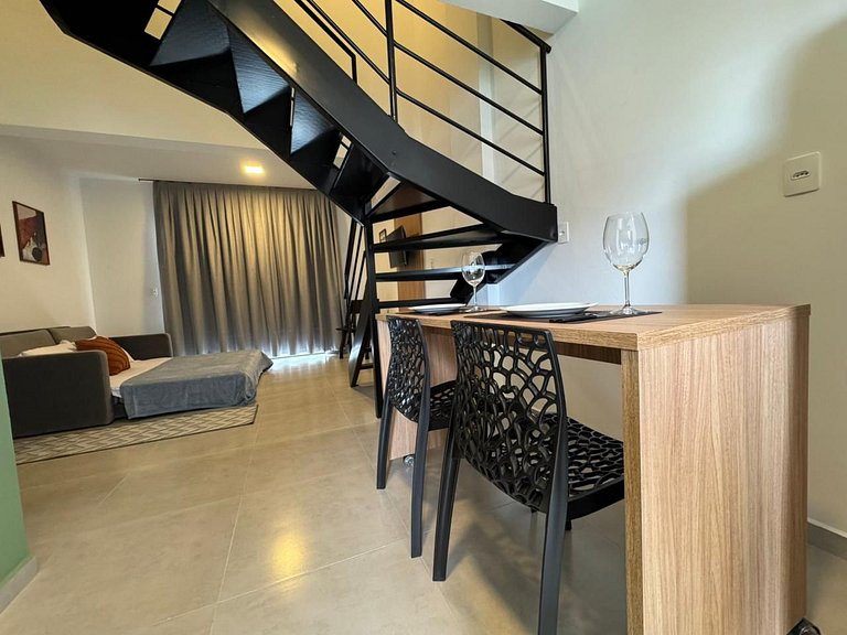 Loft no Centro c/ mezanino e vaga p/ 4 p