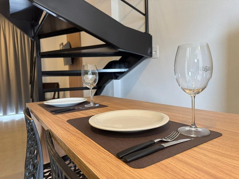 Loft no Centro c/ mezanino e vaga p/ 4 p