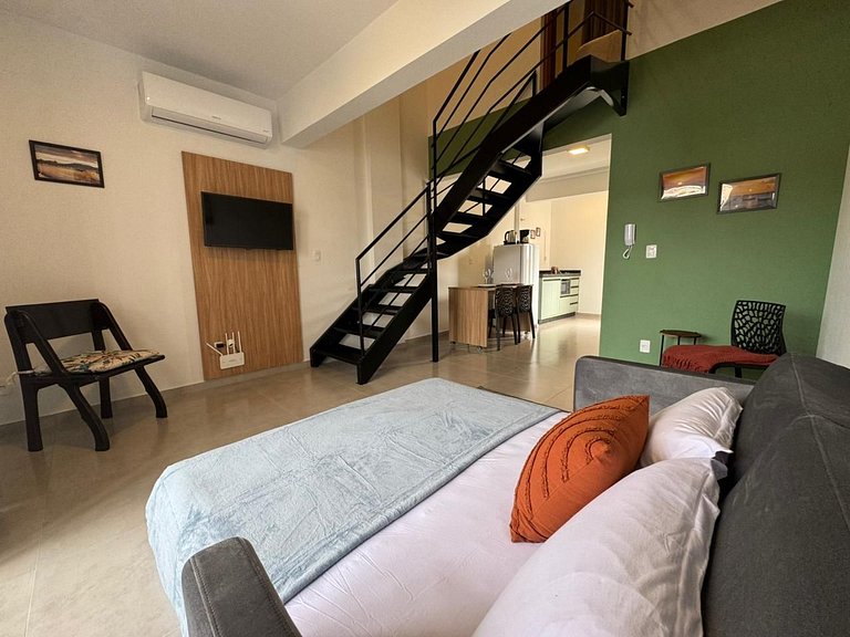 Loft no Centro c/ mezanino e vaga p/ 4 p