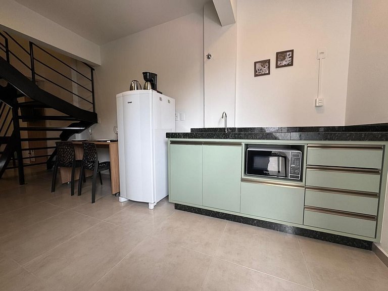 Loft no Centro c/ mezanino e vaga p/ 4 p