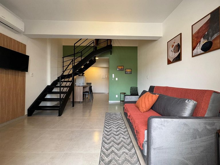 Loft no Centro c/ mezanino e vaga p/ 4 p