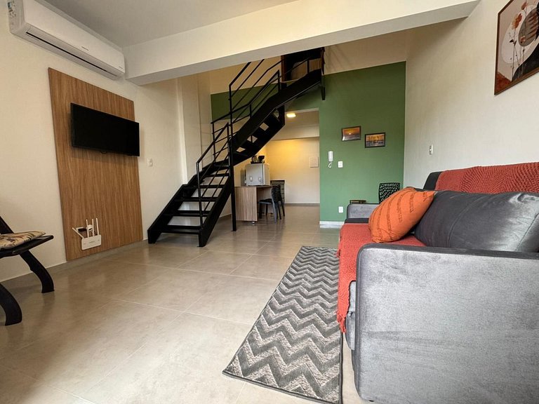 Loft no Centro c/ mezanino e vaga p/ 4 p