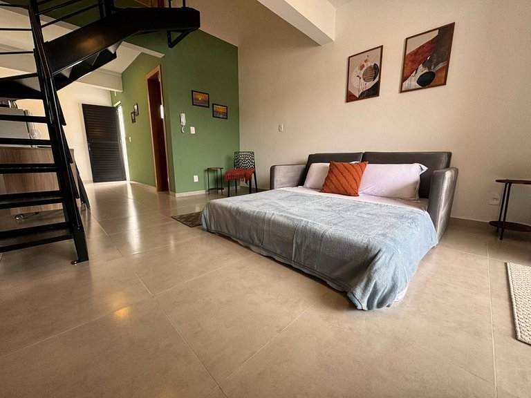 Loft no Centro c/ mezanino e vaga p/ 4 p