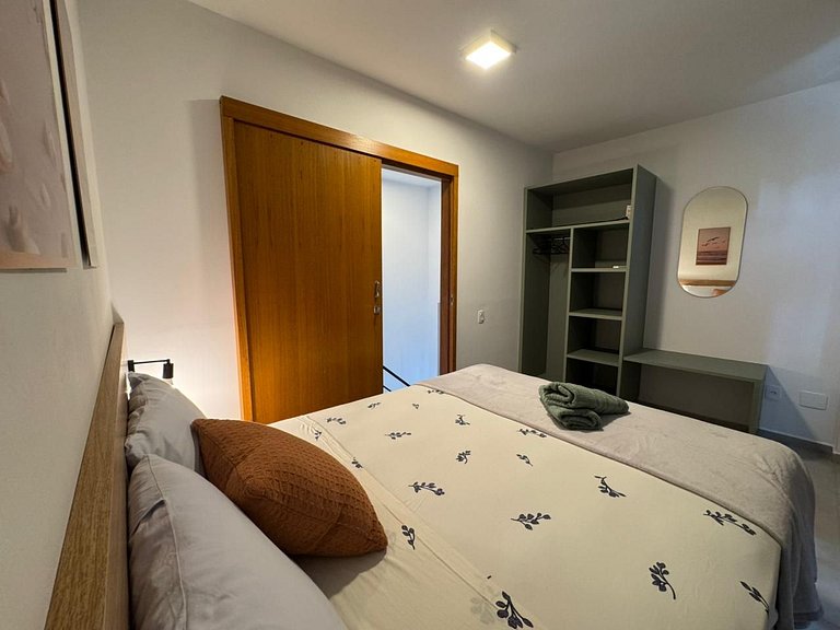 Loft no Centro c/ mezanino e vaga p/ 4 p