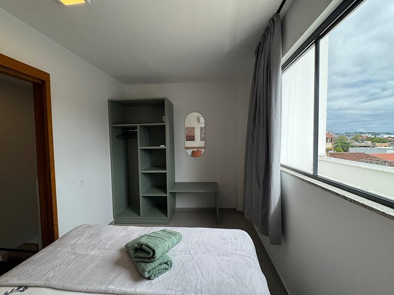 Loft no Centro c/ mezanino e vaga p/ 4 p