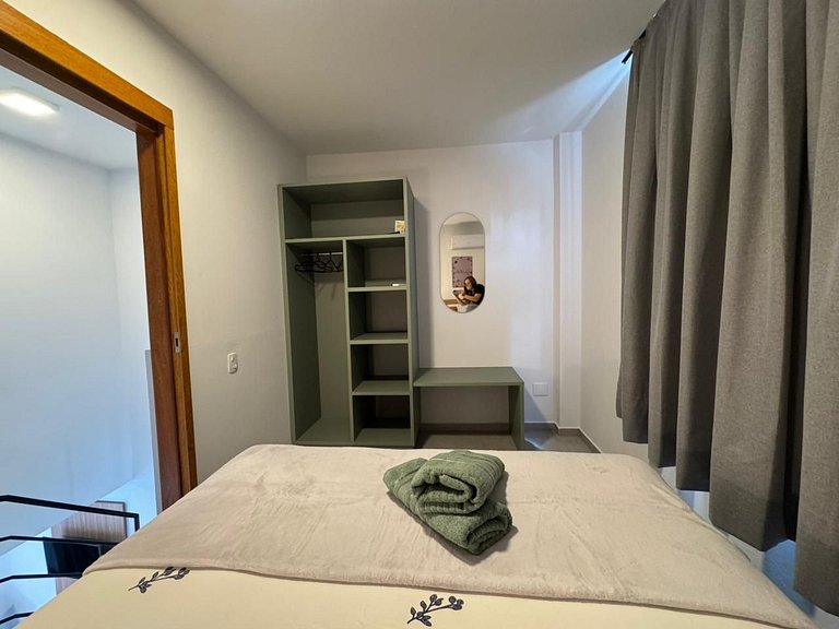 Loft no Centro c/ mezanino e vaga p/ 4 p