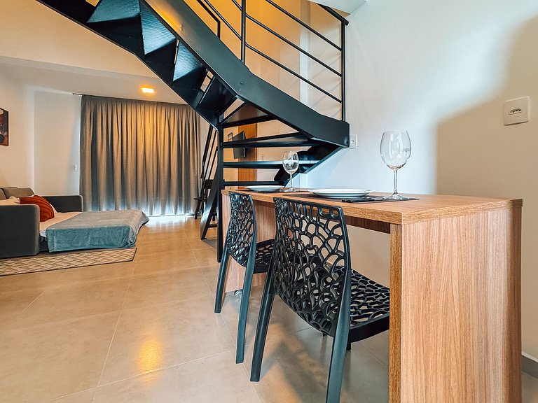 Loft no Centro c/ mezanino e vaga p/ 4 p