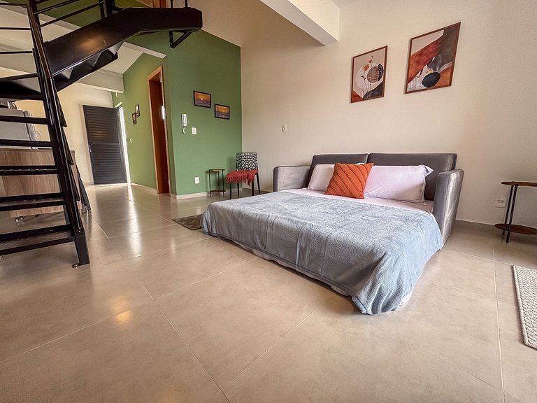 Loft no Centro c/ mezanino e vaga p/ 4 p