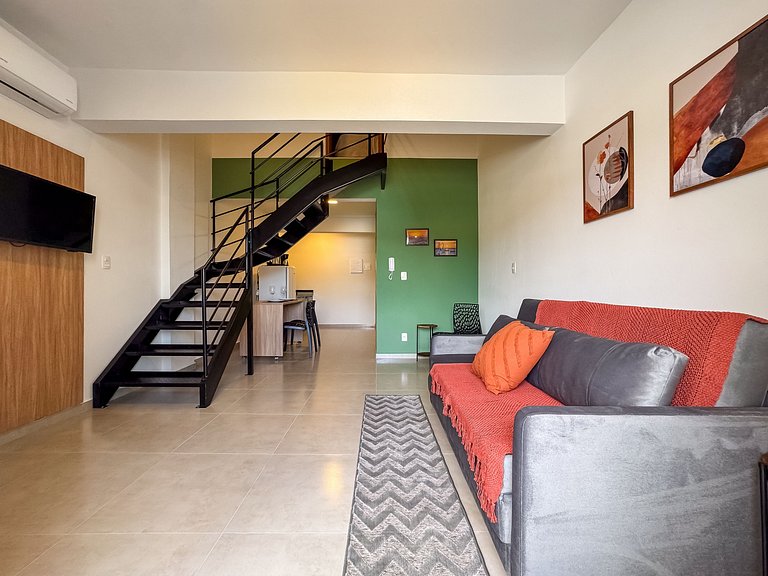 Loft no Centro c/ mezanino e vaga p/ 4 p