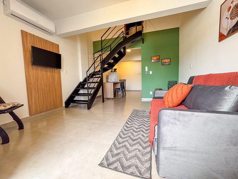 Loft no Centro c/ mezanino e vaga p/ 4 p