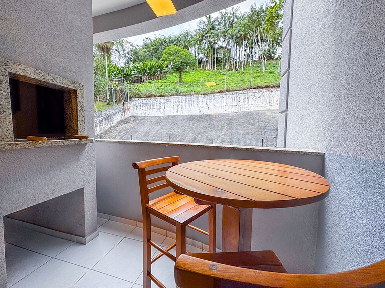 Centro Brusque | 2 Quartos com churrasq e ar cond