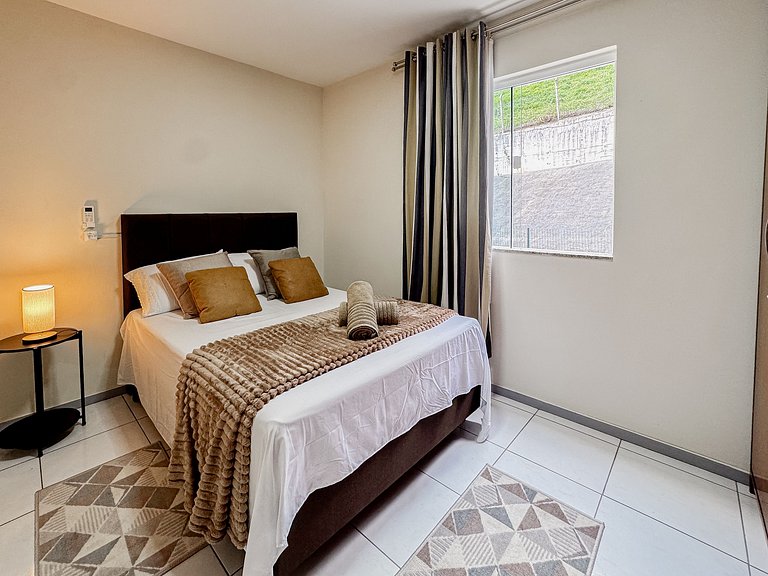 Centro, apê 2 Quartos com Ar | Garagem