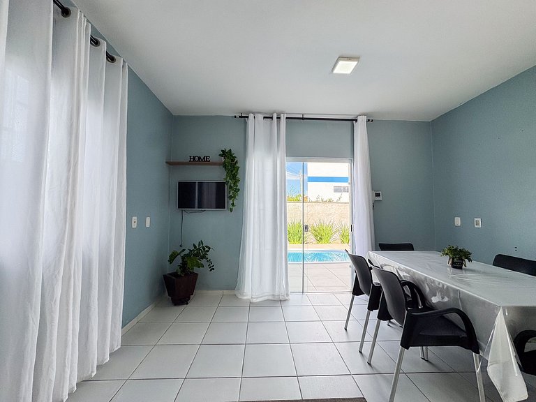 Casa c/ piscina e churrasqueira para até 6 pessoas