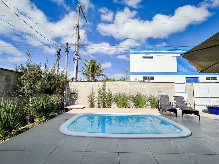 Casa c/ piscina e churrasqueira para até 6 pessoas