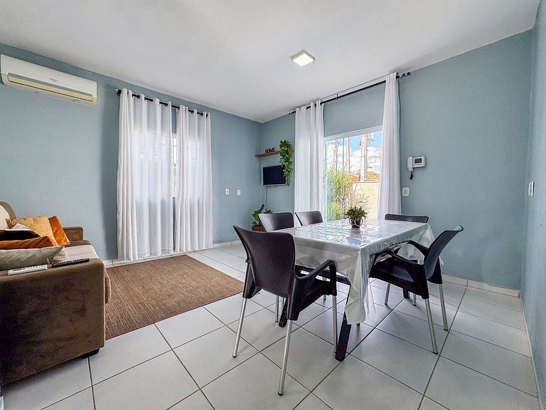 Casa c/ piscina e churrasqueira para até 6 pessoas