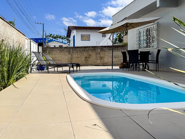 Casa c/ piscina e churrasqueira para até 6 pessoas
