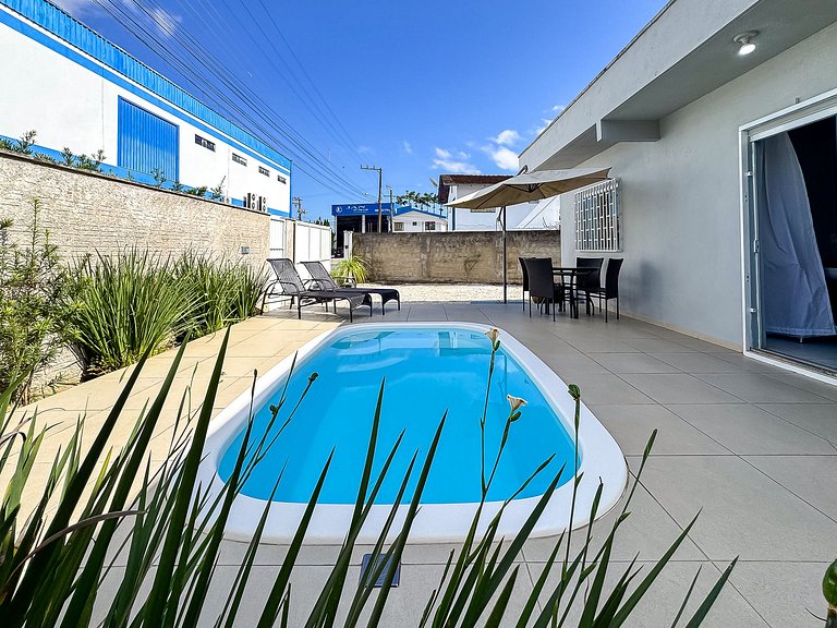 Casa c/ piscina e churrasqueira para até 6 pessoas