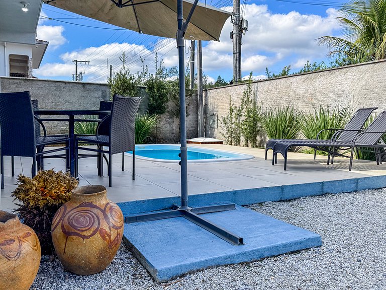 Casa c/ piscina e churrasqueira para até 6 pessoas