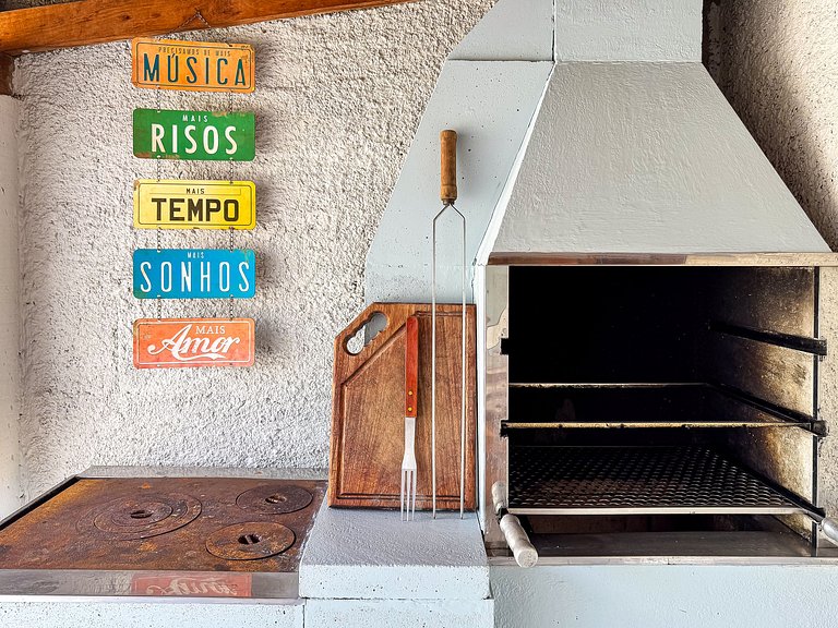 Casa c/ piscina e churrasqueira para até 6 pessoas