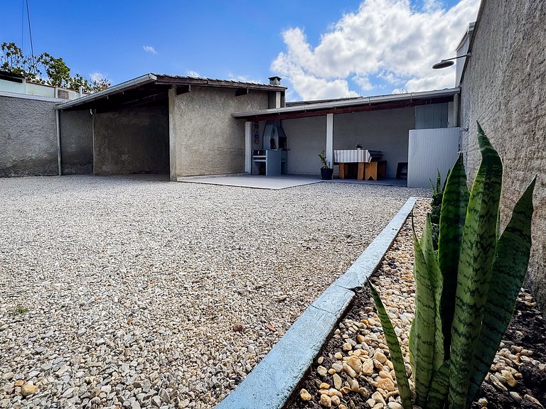 Casa c/ piscina e churrasqueira para até 6 pessoas