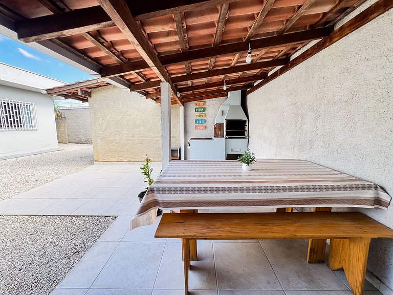 Casa c/ piscina e churrasqueira para até 6 pessoas