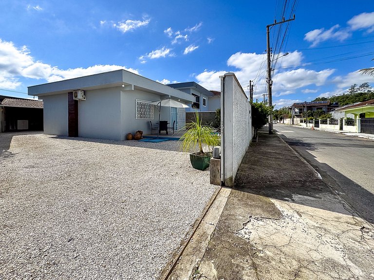 Casa c/ piscina e churrasqueira para até 6 pessoas
