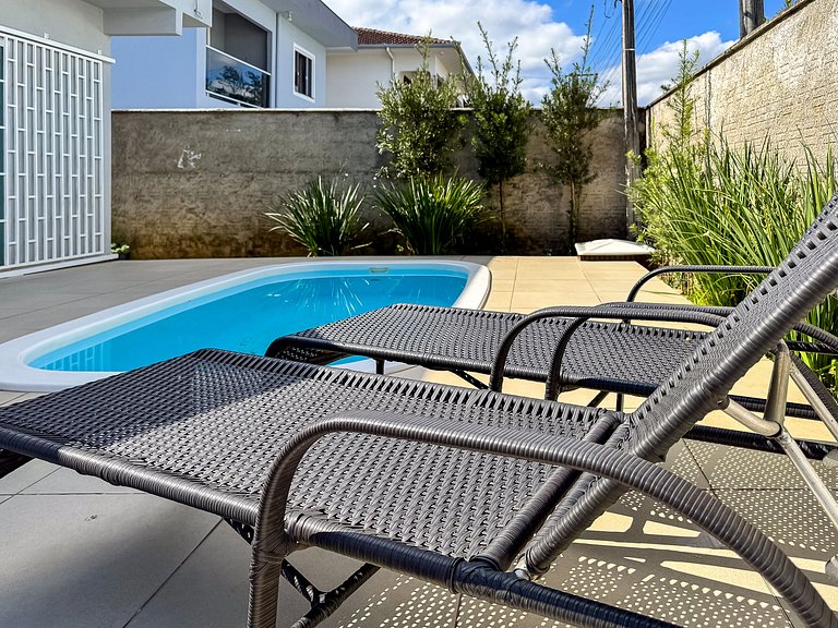 Casa c/ piscina e churrasqueira para até 6 pessoas