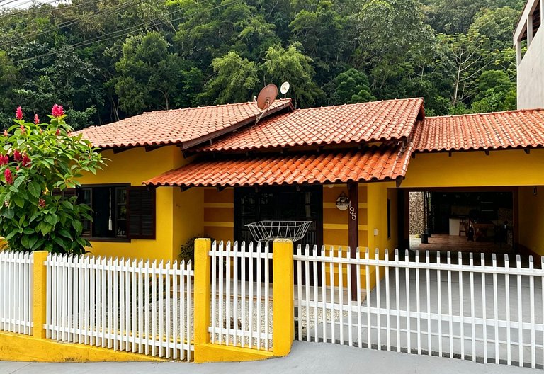 Casa espaçosa com churrasqueira