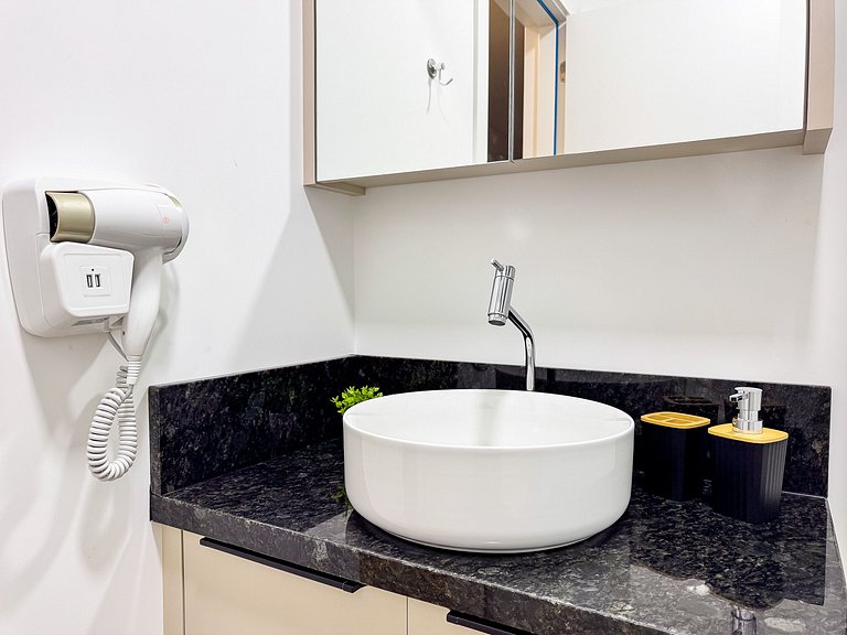 Flat confortável com garagem | Sta Terezinha